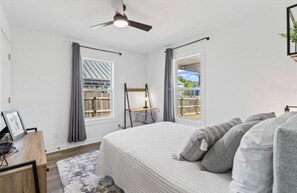 3 bedrooms, iron/ironing board, internet, bed sheets - Modern 3-bedroom house with in charming Old Town Georgetown (Georgetown)