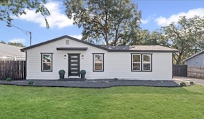 Exterior - Modern 3-bedroom house with in charming Old Town Georgetown (Georgetown)