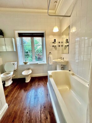 Hair dryer, towels, soap - Victorian Deco House - 5-bedroom house in Ventnor perfect for family getaways (Ventnor)