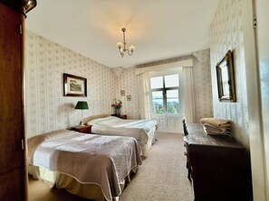5 bedrooms, iron/ironing board, WiFi - Victorian Deco House - 5-bedroom house in Ventnor perfect for family getaways (Ventnor)