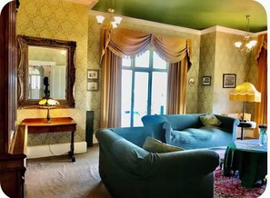 Smart TV - Victorian Deco House - 5-bedroom house in Ventnor perfect for family getaways (Ventnor)