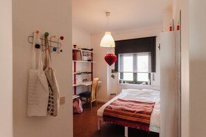 3 habitaciones, tabla de planchar con plancha y acceso a internet 
