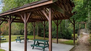 Outdoor dining - 1br Deluxe Boating, Skiing, Fun in the Sun -ML (Sapphire)