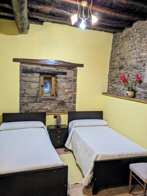 Iron/ironing board, Internet, bed sheets - Vrbo Property (Bóveda)