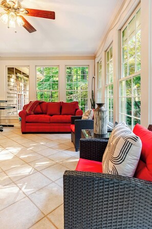 Living area - Peaceful 4-bedroom bed & breakfast with AC in Snellville (Snellville)