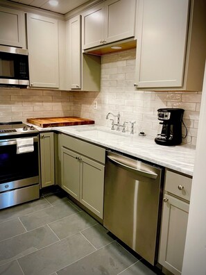 Private kitchen - Charming 4-bedroom Lake View Lodge in Highlands perfect for relaxing getaways (Highlands)