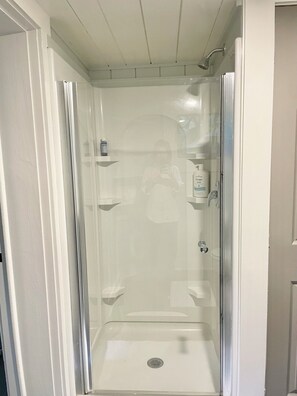 Een douche, een haardroger, handdoeken, toiletpapier