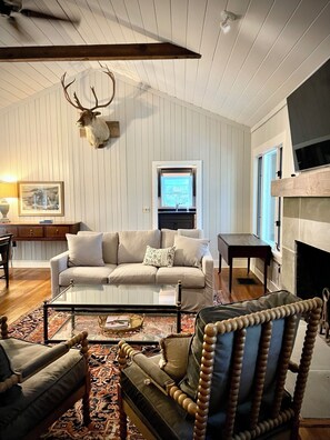 Living area - Charming 4-bedroom Lake View Lodge in Highlands perfect for relaxing getaways (Highlands)
