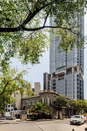 A building with a modern facade, a tree in the foreground, and a parked car. - w* | Spacious 1BR in Juarez (Ciudad de México)