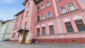 A pink building with multiple windows and a door. - Faraway Homes Studios St.Michael (Liesingtal)