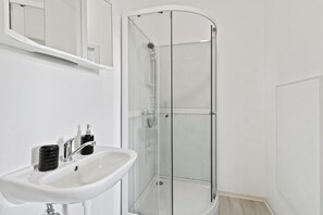 Comfort Apartment, 1 Queen Bed with Sofa bed | Bathroom - Faraway Homes Studios St.Michael (Liesingtal)