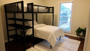 3 habitaciones, escritorio y tabla de planchar con plancha 