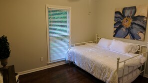 3 slaapkamers, een bureau, een strijkplank/strijkijzer, reisbedje