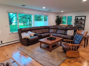 Living area - Charming 3-bedroom house with AC in Suttons Bay (Suttons Bay)