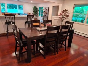 Dining - Charming 3-bedroom house with AC in Suttons Bay (Suttons Bay)