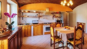 Dining - Belvedere House at the foot of the mountains, welcome our 4-legged friends (Gravere)