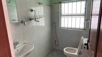 Familie huis, uitzicht op stad | Badkamer | Een douche, een haardroger, handdoeken, zeep
