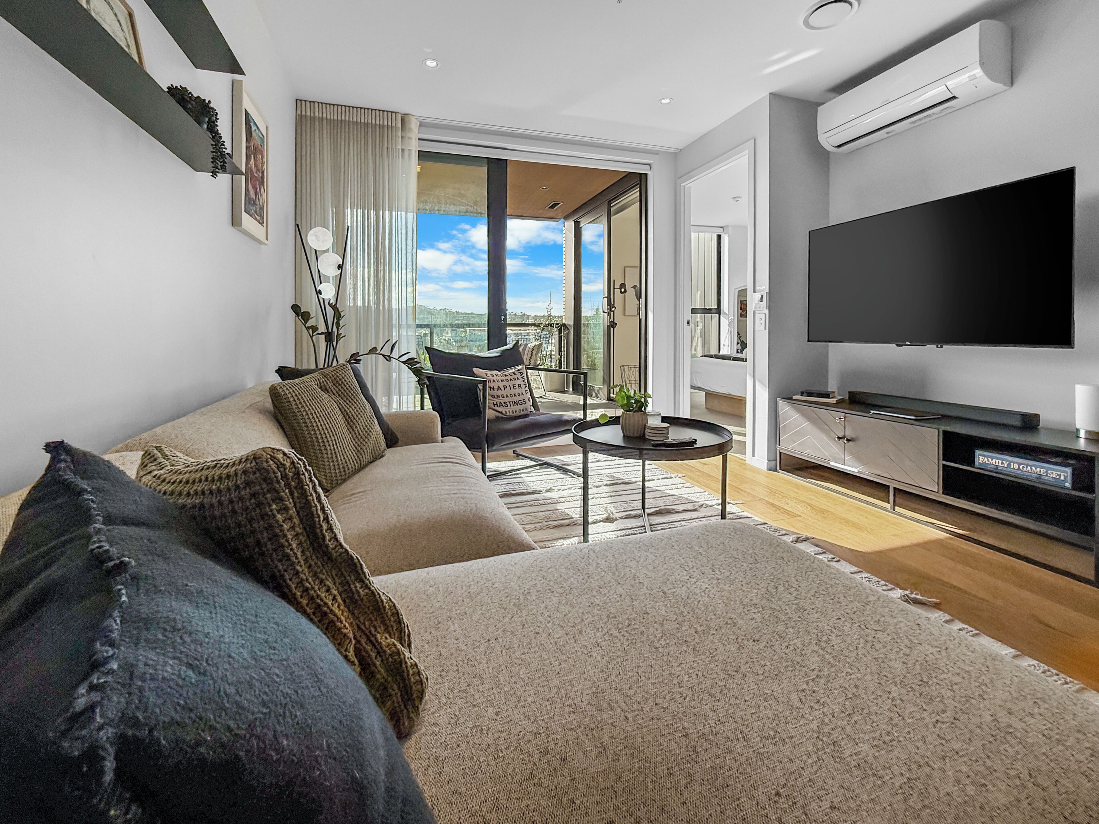 Smart TV, books, stereo