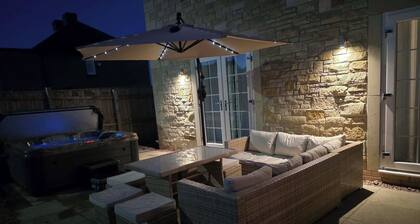 Rothbury House, Luxury Family Retreat with Hot tub and Playframe