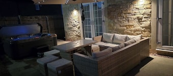 Rothbury House, Luxury Family Retreat with Hot tub and Playframe