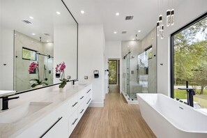 Shower, hair dryer, bidet, towels - Luxury Lake House Near the Woodlands (Conroe)