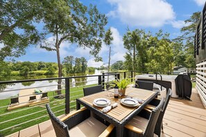 Outdoor dining - Luxury Lake House Near the Woodlands (Conroe)