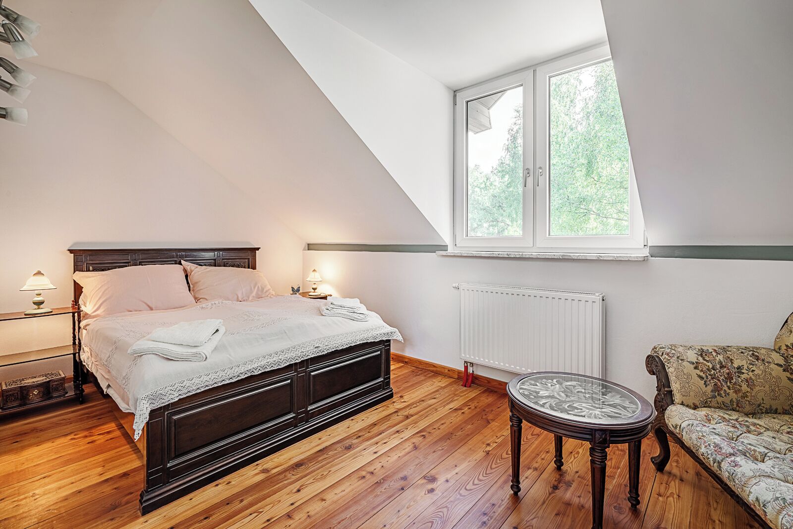 5 bedrooms, iron/ironing board, WiFi, bed sheets