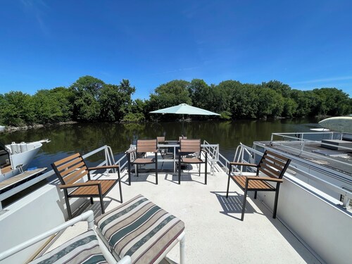 2-bedroom house boat in beautiful La Crosse with AC comfort