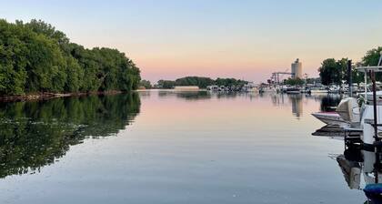 2-bedroom house boat in beautiful La Crosse with AC comfort