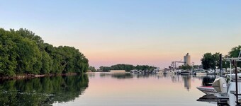 2-bedroom house boat in beautiful La Crosse with AC comfort