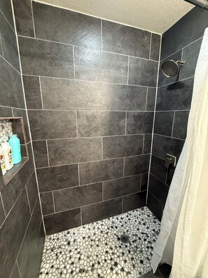 Dusche, Handtücher, Seife, Toilettenpapier