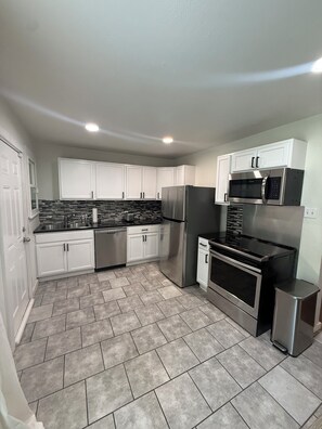 Fridge, microwave, oven, stovetop - Urban Haven Dallas Cozy Downtown Retreat (Dallas)