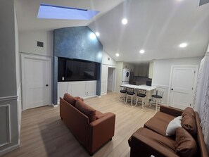 Living area - Elegant 3 bedroom, 2 full bathroom in Uniondale (Uniondale)