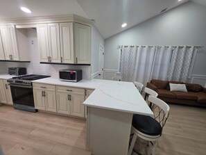 Private kitchen - Elegant 3 bedroom, 2 full bathroom in Uniondale (Uniondale)