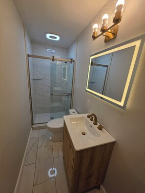 Shower, hair dryer, towels, soap - Elegant 3 bedroom, 2 full bathroom in Uniondale (Uniondale)