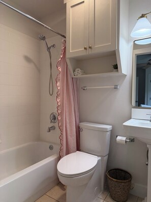 Shower, hair dryer, towels, soap - 3-bedroom 3-bathroom house on quiet street just minutes from downtown. (Austin)