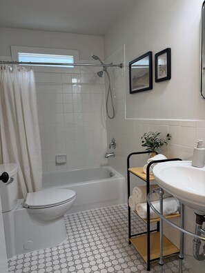 Shower, hair dryer, towels, soap - 3-bedroom 3-bathroom house on quiet street just minutes from downtown. (Austin)