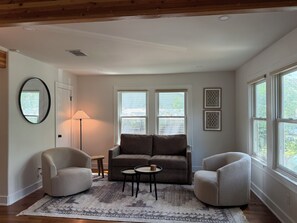 Smart TV - 3-bedroom 3-bathroom house on quiet street just minutes from downtown. (Austin)
