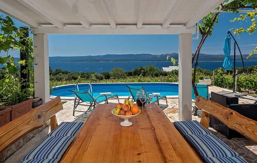 Beautiful home in Bol