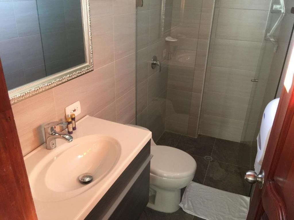 Ducha, secador de pelo, toallas, jabón