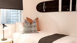 Tabla de planchar con plancha, wifi gratis y ropa de cama 