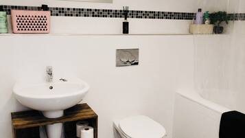 Douche, séchoir à cheveux, serviettes fournies, savon