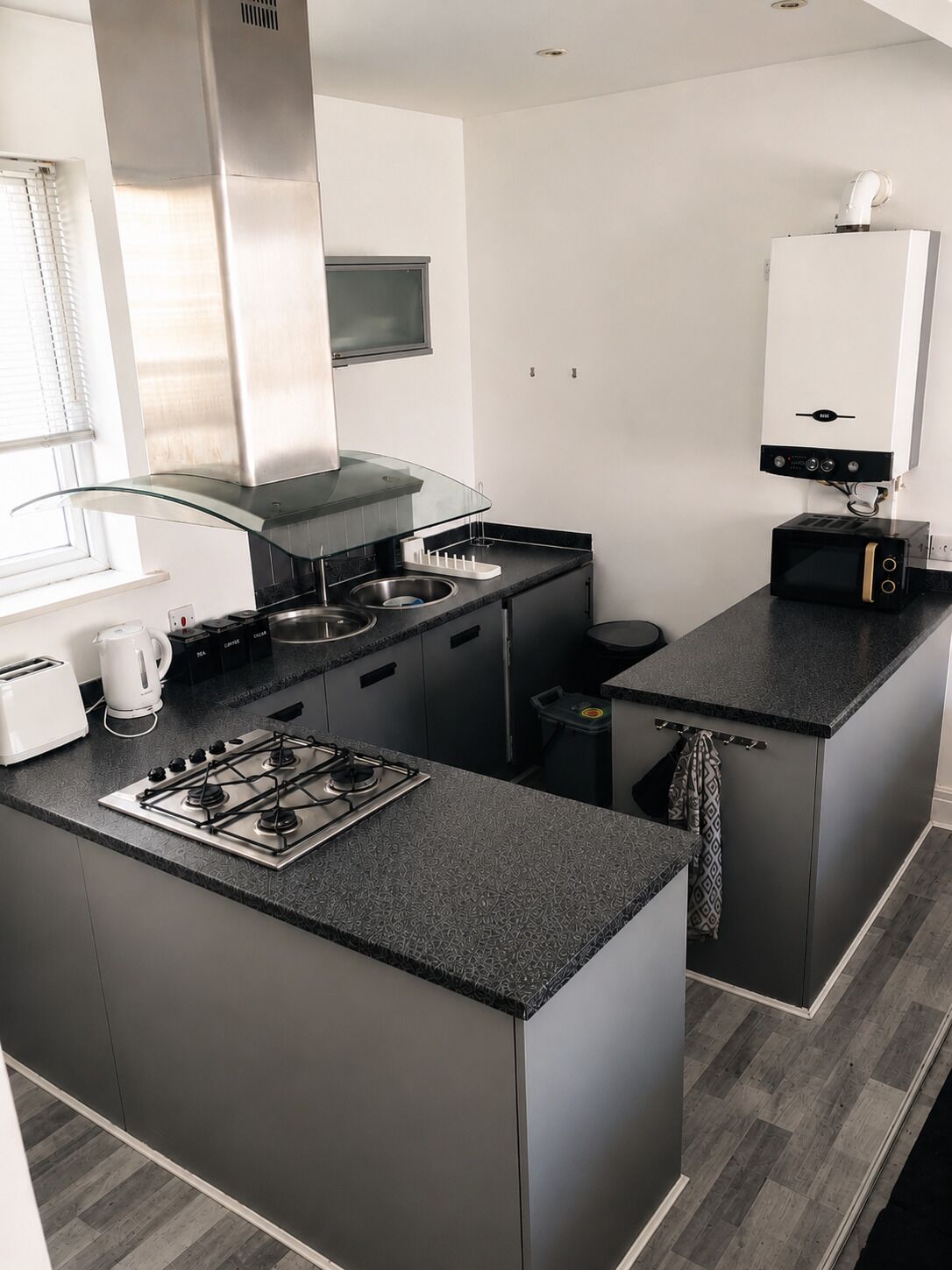Réfrigérateur, four à micro-ondes, un four, surface de cuisson