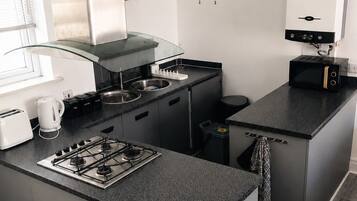 Réfrigérateur, four à micro-ondes, un four, surface de cuisson
