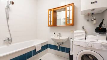 Classic-Apartment, 1 Schlafzimmer | Badezimmer | Haartrockner, Handtücher, Seife, Toilettenpapier