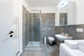 Hair dryer, towels, soap, toilet paper - FarawayHomes Studios Fohnsdorf (Fohnsdorf)