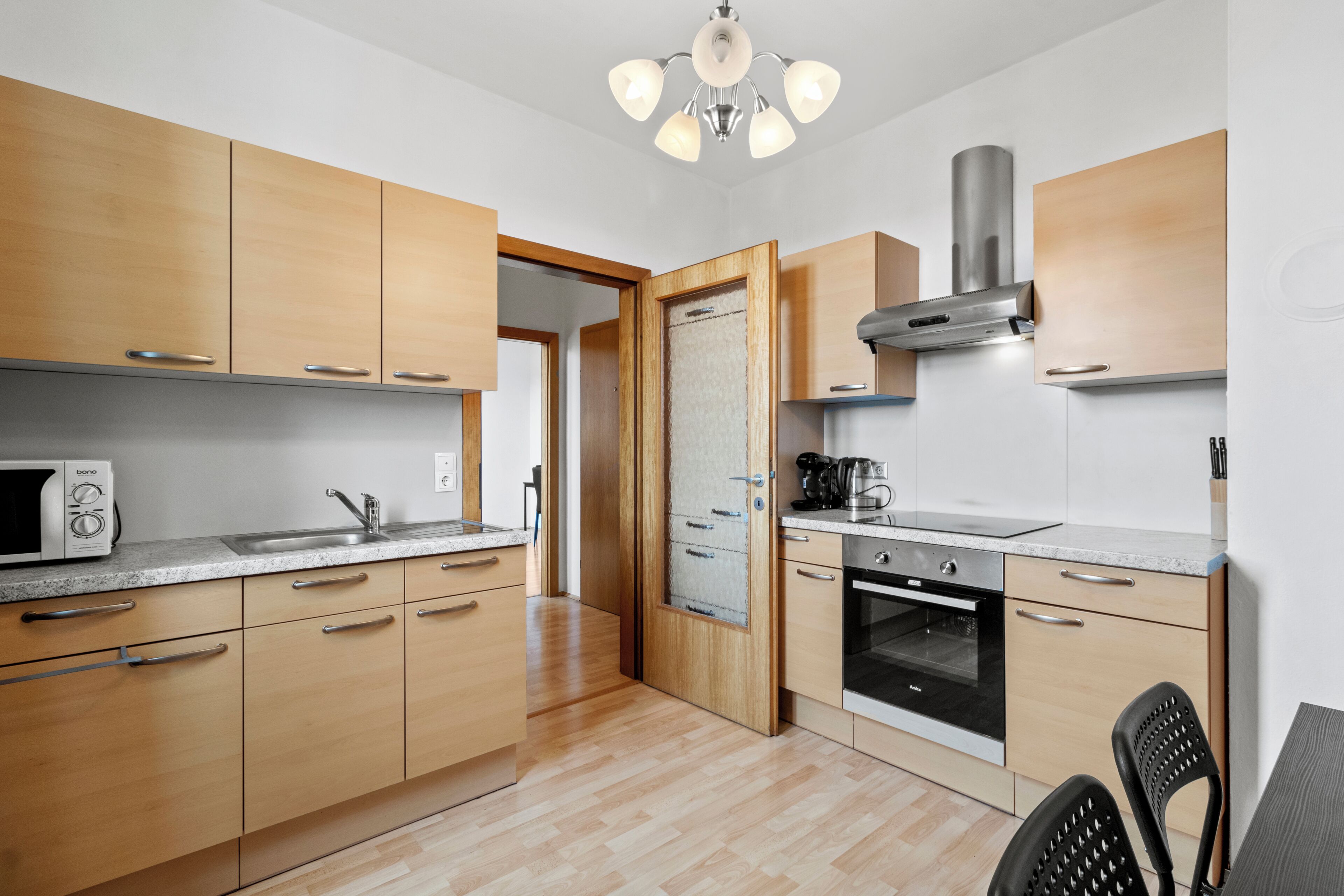 Apartamento familiar, 2 habitaciones, vistas al jardín | Cocina privada | Frigorífico, microondas, horno y placa de cocina