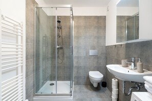 Hair dryer, towels, soap, toilet paper - FarawayHomes Studios Fohnsdorf (Fohnsdorf)