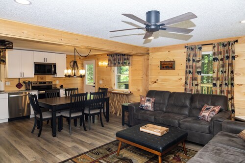 Restored Vermont Cabin • Scenic Route 100 • Near Killington, Okemo & Woodstock