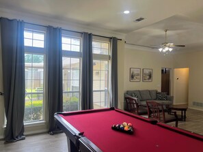 Game room - Allen Family Hub: Sleeps 16, Shopping & Parks (Allen)